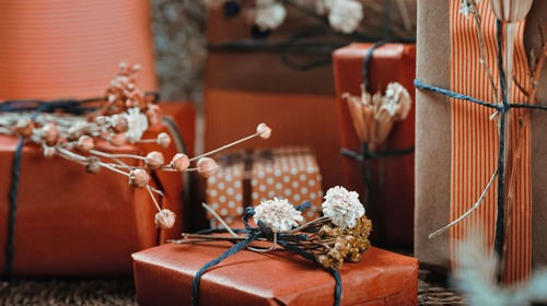 DIY: Embrulhar presentes de Natal com flores secas