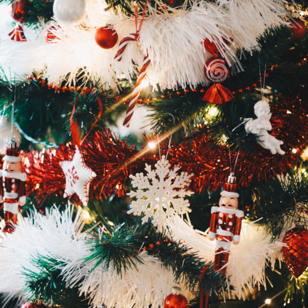 Decorar a Árvore de Natal com vermelho e branco