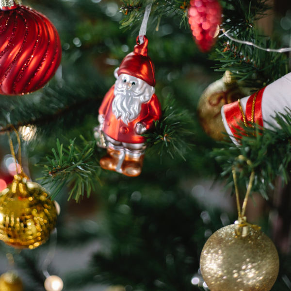 Decorar a Árvore de Natal com vermelho e dourado